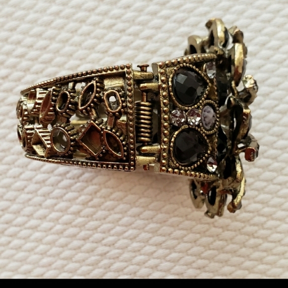 Old gold tone bracelet with black stones - Picture 6 of 13